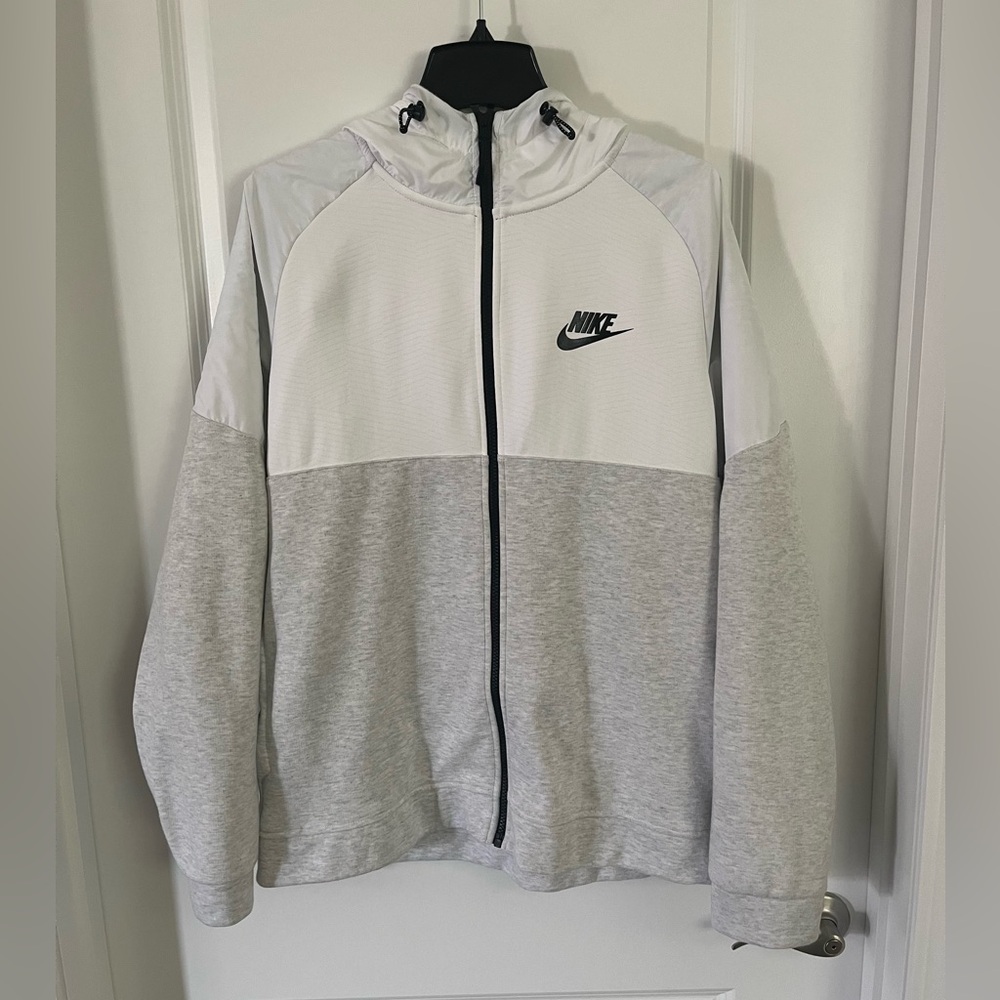 Men’s Nike full zip jacket with hood and zip pockets